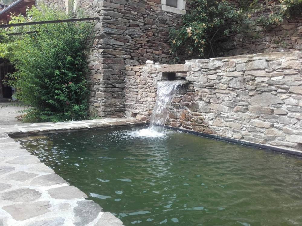 Piscine naturelle sur des faîsses - Piscine Naturelle du Bruel