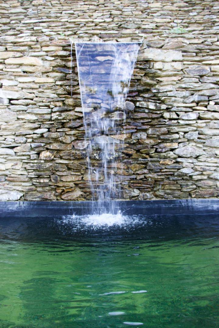 Piscine avec des murs en pierres en Cévennes - Piscine Naturelle du Bruel