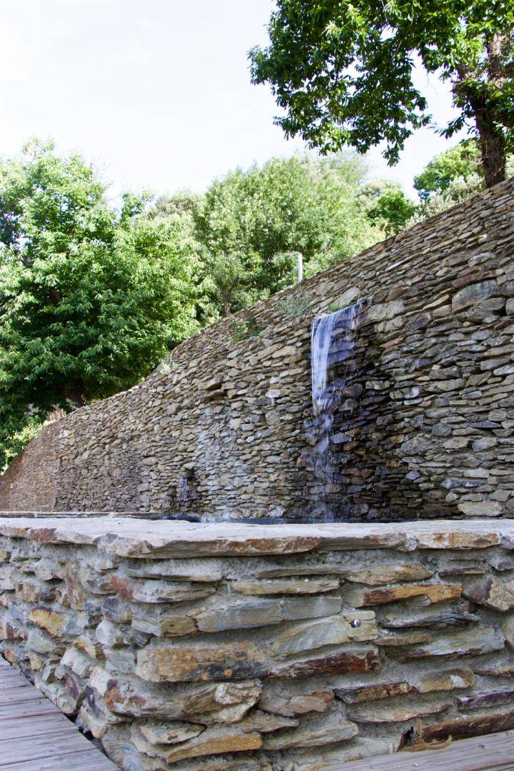 Piscine avec des murs en pierres en Cévennes - Piscine Naturelle du Bruel