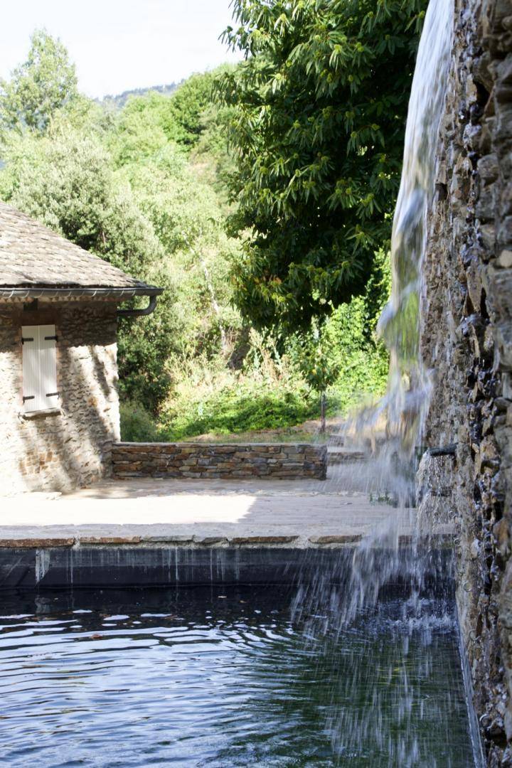 Piscine avec des murs en pierres en Cévennes - Piscine Naturelle du Bruel