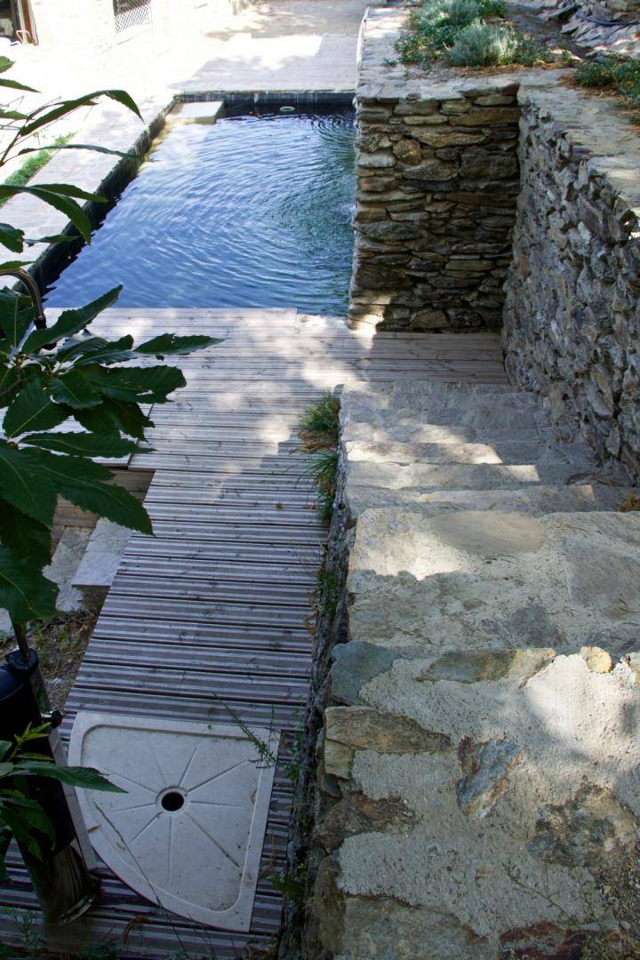 Piscine avec des murs en pierres en Cévennes - Piscine Naturelle du Bruel