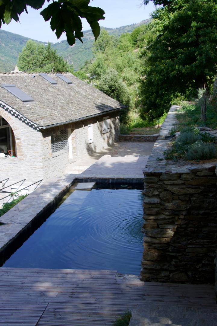 Piscine avec des murs en pierres en Cévennes - Piscine Naturelle du Bruel