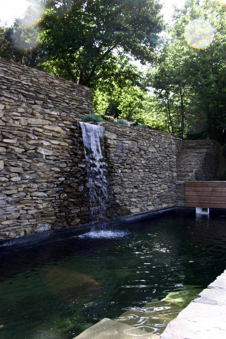 Piscine avec des murs en pierres en Cévennes - Piscine Naturelle du Bruel